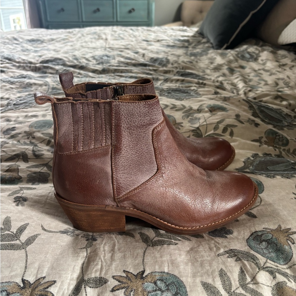 Sofft Women's Brown Leather Chukka Boots